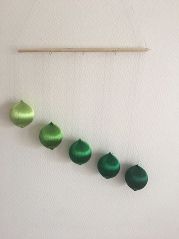 Mobile de Gobbi vert en véritable fil de soie - Méthode Montessori