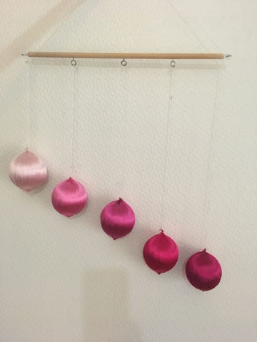 Mobile de Gobbi rose en véritable fil de soie - Méthode Montessori